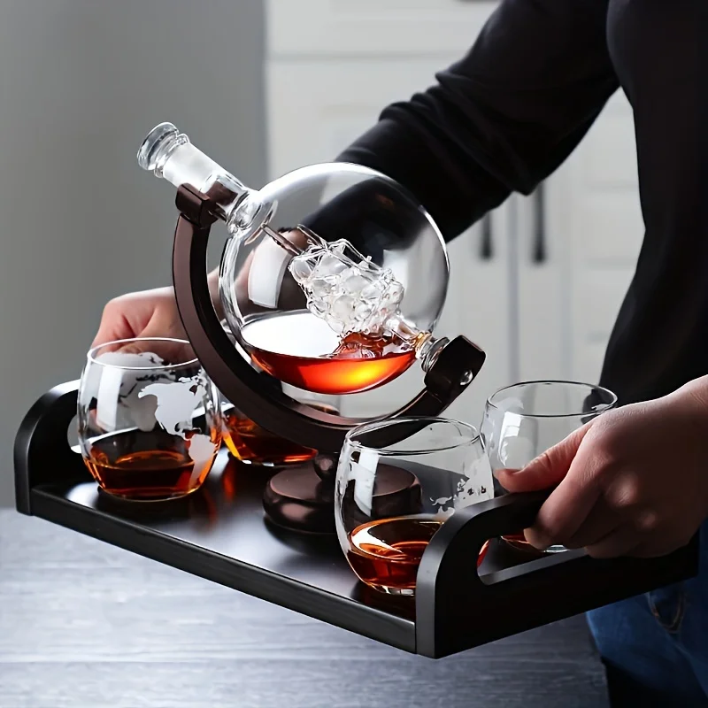 Whiskey Stone Set - Globusförmiger Whisky-Dekanter aus Borosilikatglas mit Holzsockel,