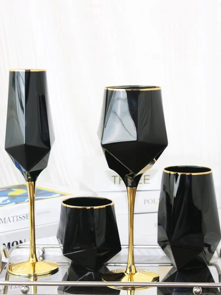 Wine Beer Champagne - Reiner schwarzer Kristall, goldener Rand, Weinglas,