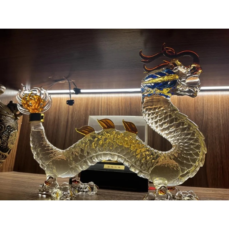 Drachenförmiger chinesischer S – Wine Beer And Spirits Bewertung und Preis